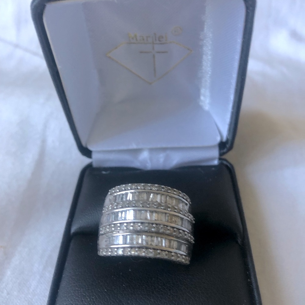 Stunning yet Simple Diamond Ring 2ct. Size 9